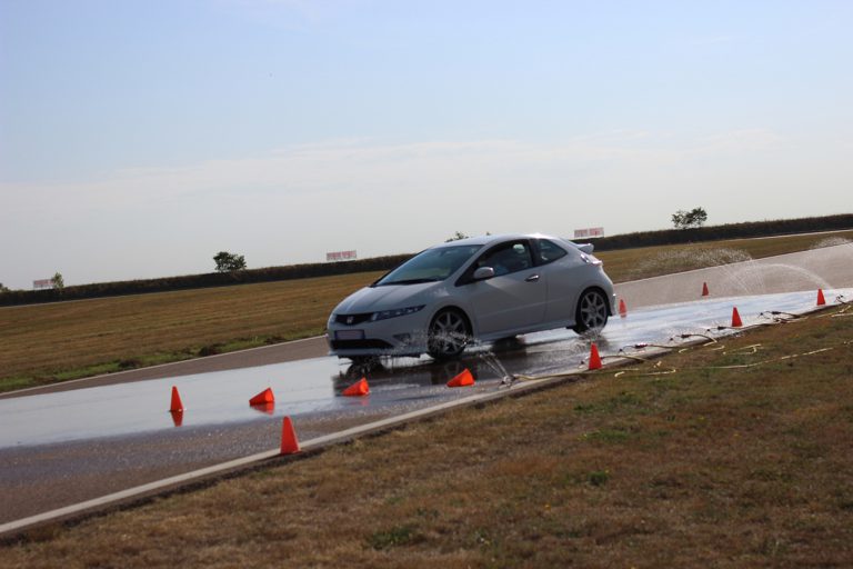 Stage de perfectionnement à la conduite - freinage type r mouillé | CircuitsLFG